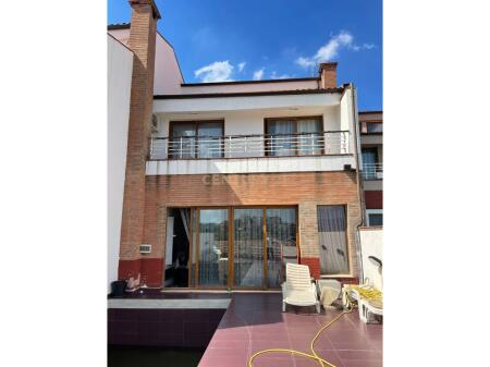 AFFITTASI VILLA MODERNA SU 3 PIANI, CON PISCINA, RESIDENZA KODRA E DIELLIT 1.
