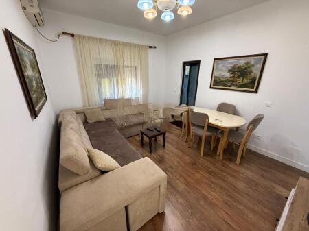 JEPET ME QIRA APARTAMENT PRANE KOMISARIATIT NR.3 RRUGA MINE PEZA 700 € /Muaj