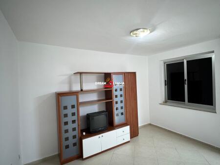 Ambient Komercial/ZYRE me qera Ne Zonen e Pazarit te Ri, prane “Lincoln Center” – Tirane (ID 42611352)