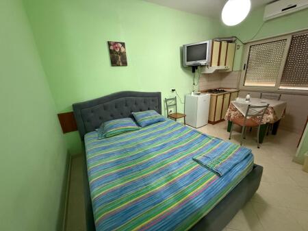 JEPET ME QIRA GARSONIERE NE PLAZH 130 EURO