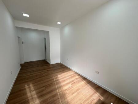 Jepet me Qira ambient komercial prane Myslym Shyrit ! 350 € /Muaj
