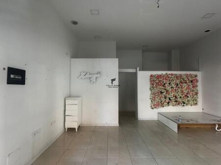 NEGOZIO IN AFFITTO 33 M2 VIA KAVAJES 700 EURO