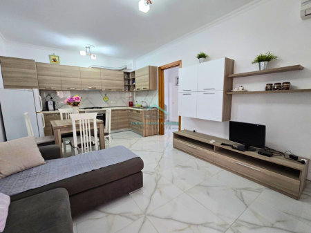 Lungomare,Vlore- Shitet apartament 1+1+Ballkon
