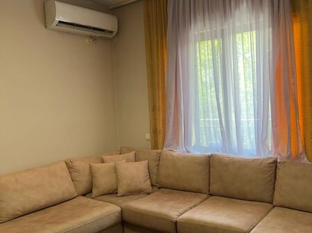 Affittasi appartamento 2+1 Bllok, via Dora d'Istria Prezzo: 700 mila lek