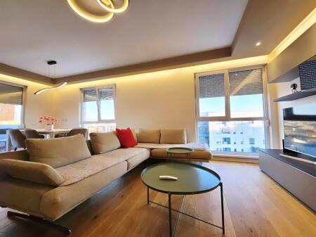 21 Dhjetori, Kompleksi Kontakt Shesim apartament me garazhd  3+1+2 tualete