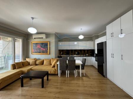 Shitet apartament 2+1+2 + 2 poste parkimi Komuna e Parisit