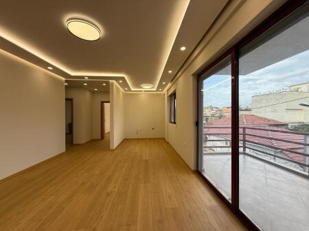 Apartament 2+1 per shitje prane Qendres