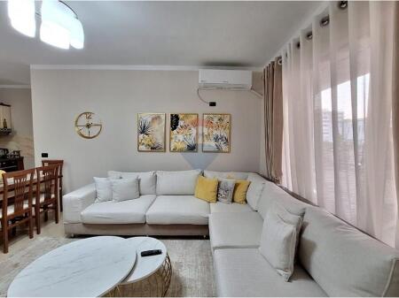 Shitet Apartament 3+1+2 në Zonën e Astirit