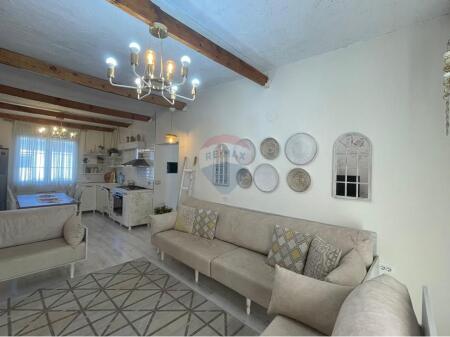 Shitet apartament 2+1 stacioni i trenit