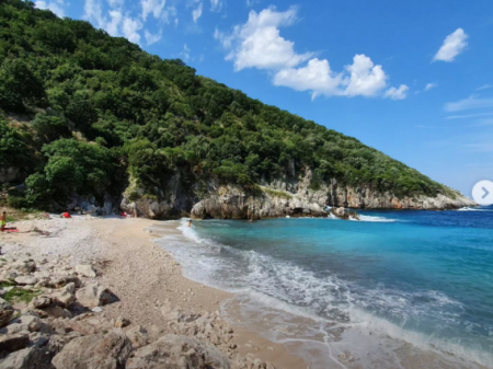 Appartamento molto grande nella zona Uji i Ftohtë, a 400 metri dalla spiaggia in una residenza a 5 stelle con piscina