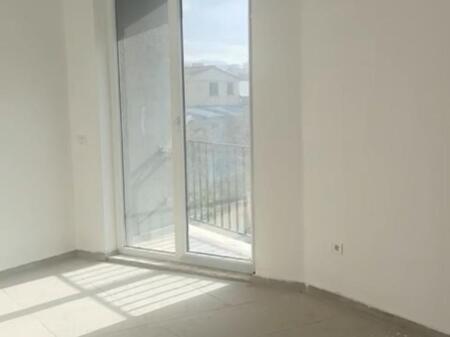 Appartamento 1+1 in affitto Via 5 Maj, edifici del municipio Prezzo: 350 mila lek