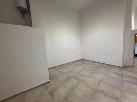 Ambient Komercial Me Qira në Rruga Barrikadave, Tirana 55 m²