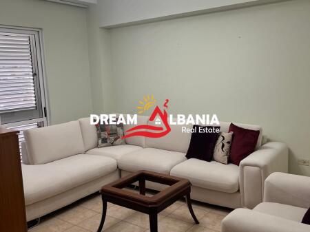 Appartamento 2+1 in affitto vicino alla Scuola “Deshmoret e Lirise” a Bllok, Tirana (ID 42215397)
