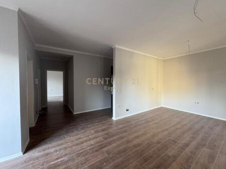 AFFITTIAMO APPARTAMENTO PER UFFICI IN VIA DURRESIT! 650 € /Mese