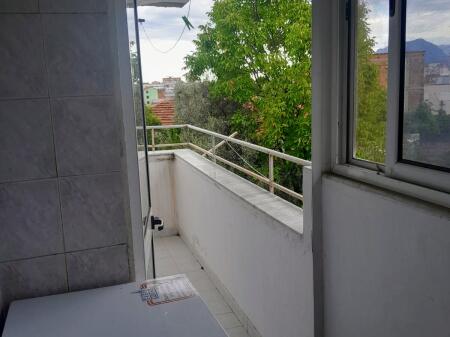 (No agency - 0 commission) Tirana, apartment for sale 2+1+kitchenette+bathroom with window, 4th floor, price: 110,000 Euro (Ali Demi)