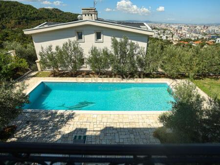 Villa su 3 piani con piscina in affitto!