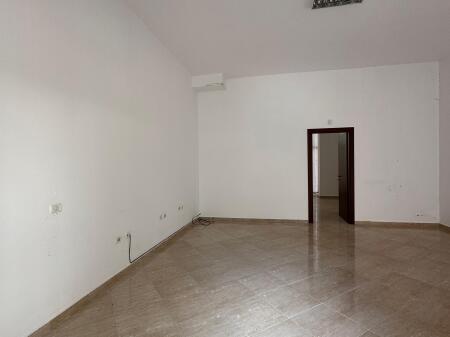 🏢 Ambient Komercial me Qira – Fresk, Tiranë 💶 Çmimi: 550 €/muaj