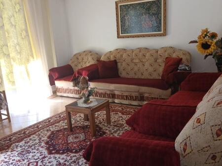 🏠Nella zona di 5 Maj, di fronte alla scuola “Tirana Jone”, si affitta il secondo piano di una villa, 2+1, arredato, 50.000 Leke 