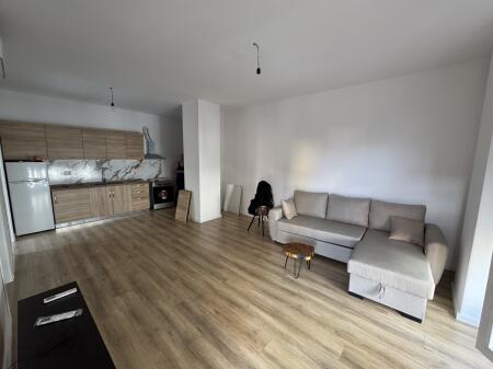 🏡 Jepet me qira apartament 1+1 📍 Pranë Shkollës së Kuqe 📌 Kati i 3-të 🏢 Pallat i vitit 2025 🛋️ I sapoarreduar  💶 Çmimi: 700 € (i diskutueshëm) 