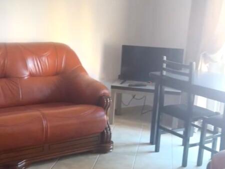 🏠Via Siri Kodra, vicino all'Hotel Meridian, si affitta il secondo piano di una villa, 1+1, arredato 40.000 Leke