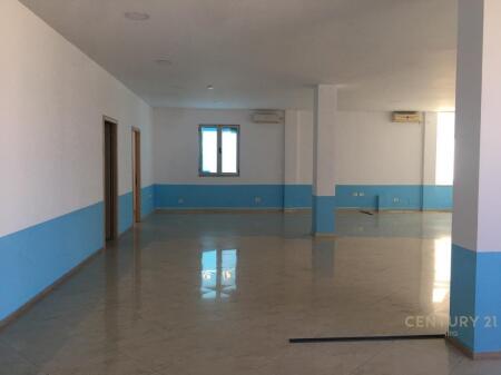 Locale commerciale in affitto vicino a Medreseja