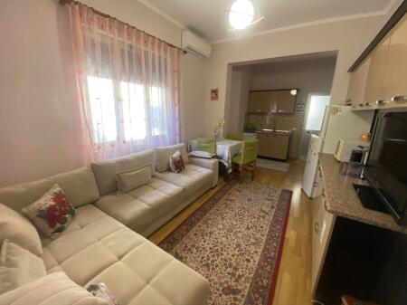 Jepet me qera 3+1+2 afer pazarit te ri kati 2 vile private