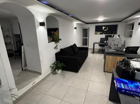 Locale per ufficio in affitto di fronte all'ex esposizione "Shqiperia Sot".