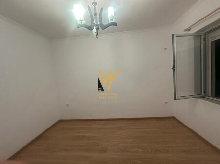 JEPET ZYRE 70 M2 ME QERA NE MYSLYM SHYR 700 EURO