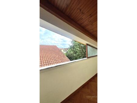 TEK Vilat Gjermane jepet me qira apartament 3+1+2 me verandë