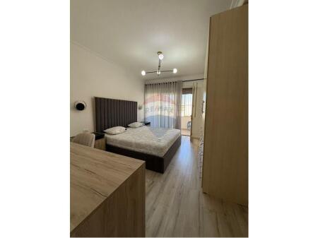 apartament tek stacioni i trenit