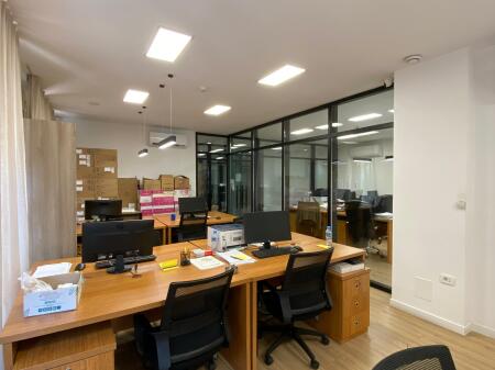 Ufficio in Affitto – Centro, Tirana  📍 Posizione: Via Barrikadave, dietro la Scuola “Sami Frashëri” 📐 Superficie: 275 m² netti 🏢 Piano: 1