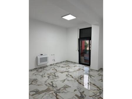 Ambiente per ufficio in Ali Dem!