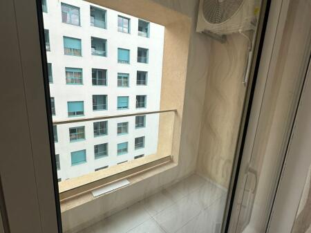 Apartamenti ndodhet pran Mangalem 21,kompleksi  Kadiu.