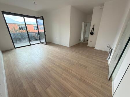 📣 Appartamento 2+1+2 in vendita 📍 Via 5 Maji, Tirana – zona molto richiesta 🏙️ 🏢 Nuova costruzione, 3° piano 📐 93 m² | ☀️ Molto luminoso 🛋️ Non arredato – pronto per arredare 🏦 Acquisto con credito possibile 💶 Prezzo: 150.000 €, non trattabile 📱  ✨ Contatta Alesi Real Estate – per un acquisto sicuro e veloce!