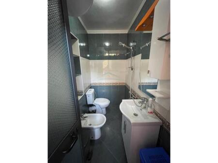 Disponojme apartament 4+1+2 per shitje tek Mine Peza