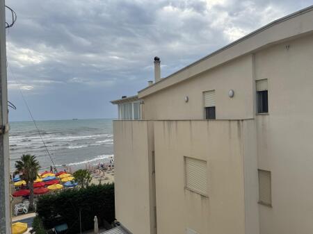 MONOLOCALE IN AFFITTO PRIMA FILA CON VISTA MARE SULLA SPIAGGIA