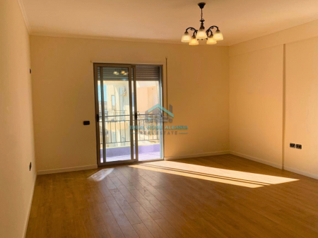 Via Cipajve, Vlore- Vendesi appartamento 2+1+2+Balcone