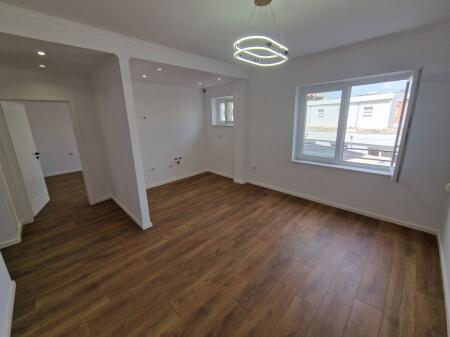 Shitet apartament 1+1 prane Shkolles 26 Nentori ne Tirane te re
