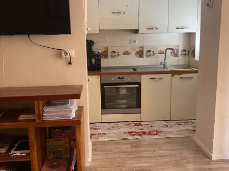🏢Perballe Stadiumit Dinamo,prane Klinikes Luis,jepet me qera apartament 1+1 ,i mobiluar 1,000 Euro   