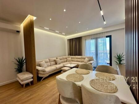 Affittiamo appartamento moderno 2+1+2 con posto auto presso Garden Building! 1.500 € /Mese