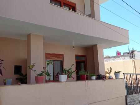 Dhoma me qera mujore dhe ditore