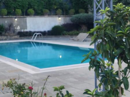 Vilë 3-katëshe  me pishine për Qira ne rrethinat e Tiranes