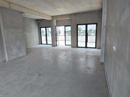 Il complesso River Residence offre in affitto locali commerciali, con una superficie di 126m2 e un'altezza di 5 m, Vuoto. 1.300Euro(Netto)