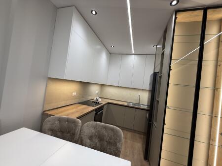 Jepet me qera apartament luksoz te UNIVERS CITY prane QTU.