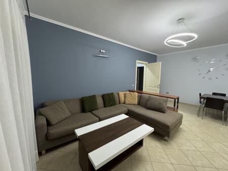 🏠 Affittasi appartamento 2+1 in una delle zone più richieste di Tirana, di fronte a Harry Fultz. 📍 Si trova al 5° piano di un palazzo moderno con ascensore. 🛋️ L'appartamento è completamente arredato, pronto per essere abitato.  💶 Prezzo: 60.000 Lek/mese
