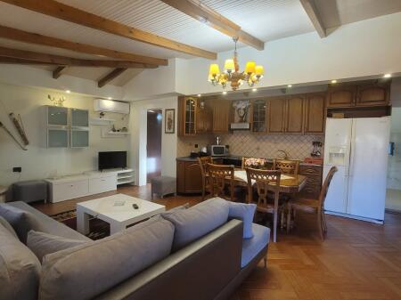 Apartament 3+1+2+verande Prane Fakultetit Ekonomik!