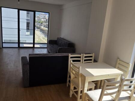 Jepet apartament 3+1+2 me qera ne fund te rruges 5 maji