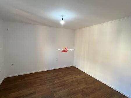 Appartamento 2+1 in Vendita all'Inizio di Ali Demi, vicino alla Scuola 1 Maji a Tirana (ID 4129541)