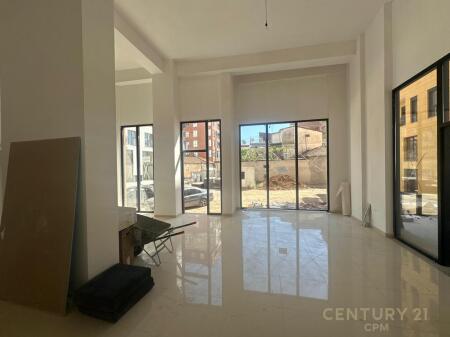 Locale Commerciale in Affitto – Tra Via Hoxha Tahsim e Via Qemal Stafa