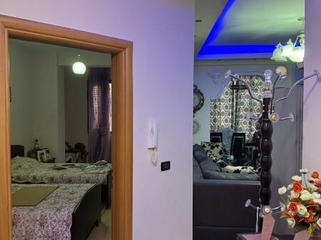 Jepet me Qera Apartament 2+1 tek Nela 6, në Yzberisht.